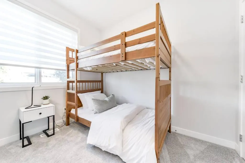 בית נופש אדמונטון Modern Nordic Escape, 3Br Near Wem & Dt, Aircon & Fireplace, Wifi, Sleeps 6! קנדה
