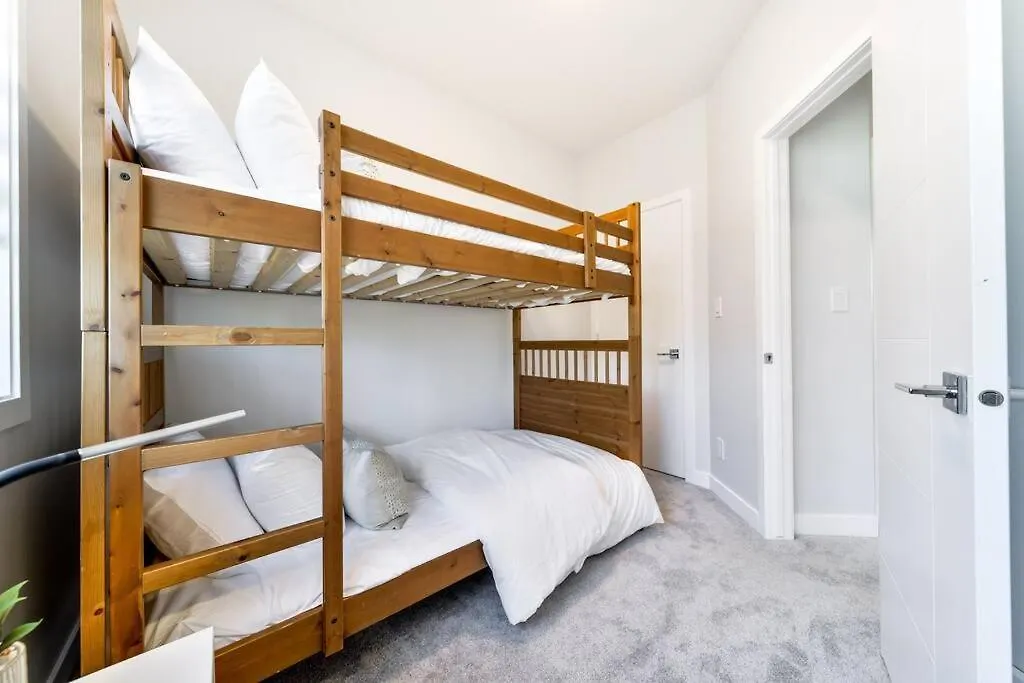 אדמונטון Modern Nordic Escape, 3Br Near Wem & Dt, Aircon & Fireplace, Wifi, Sleeps 6! קנדה