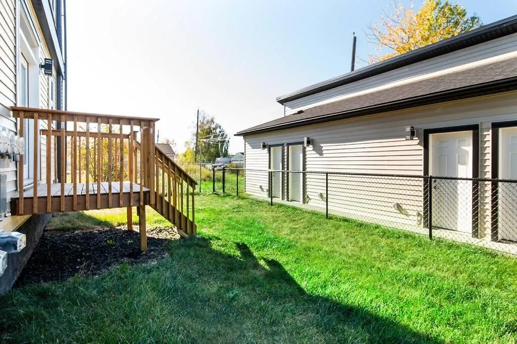 בית נופש אדמונטון Modern Nordic Escape, 3Br Near Wem & Dt, Aircon & Fireplace, Wifi, Sleeps 6! קנדה